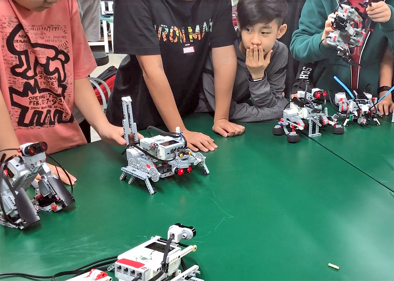 Middle School students programming LEGO Education Mindstorms EV3